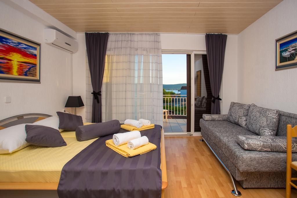Lanterna Rooms Turanj Buitenkant foto