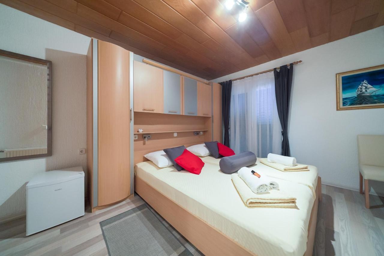 Lanterna Rooms Turanj Buitenkant foto