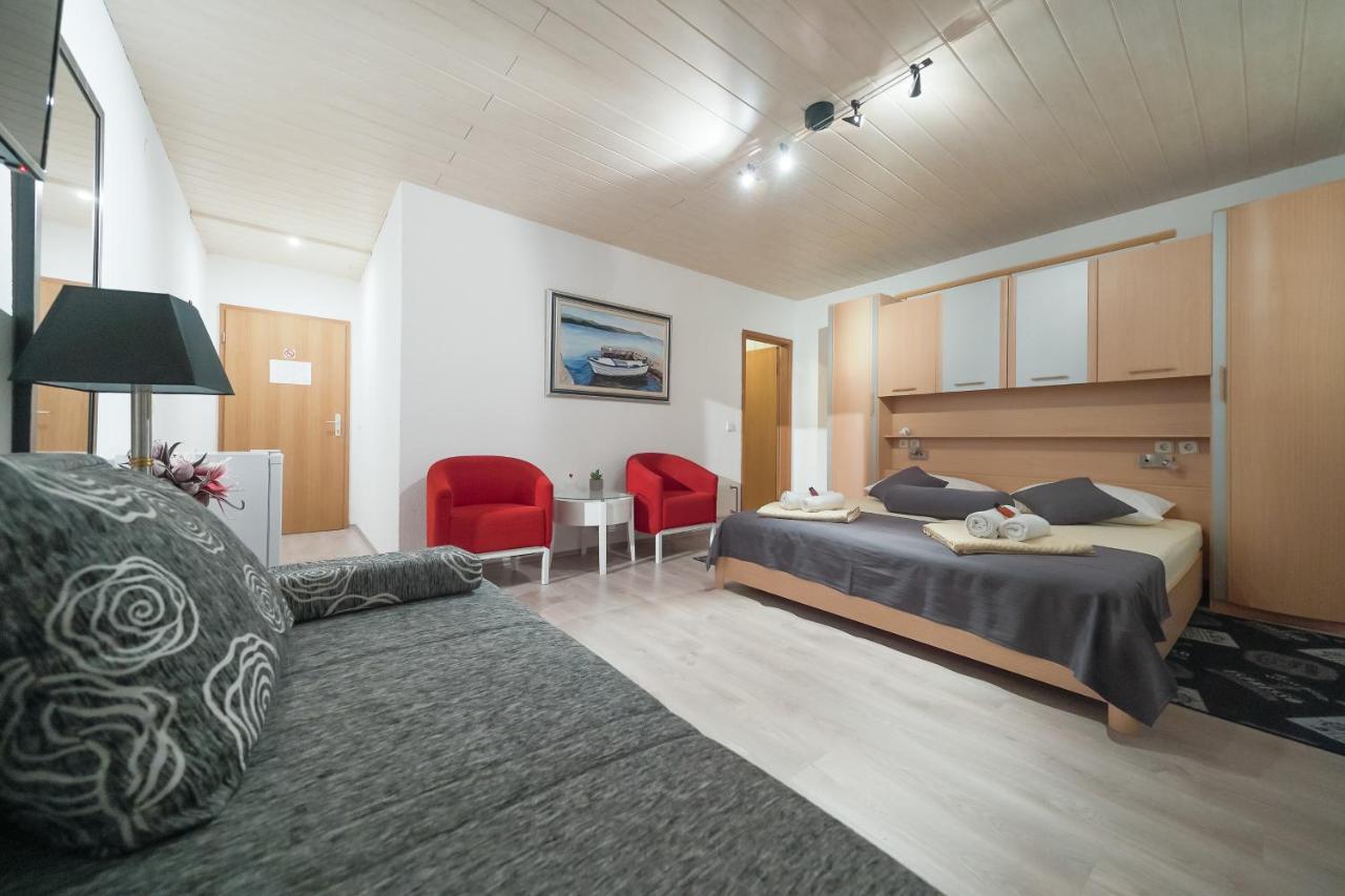 Lanterna Rooms Turanj Buitenkant foto