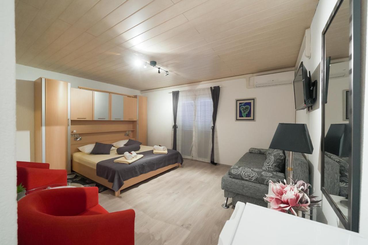 Lanterna Rooms Turanj Buitenkant foto