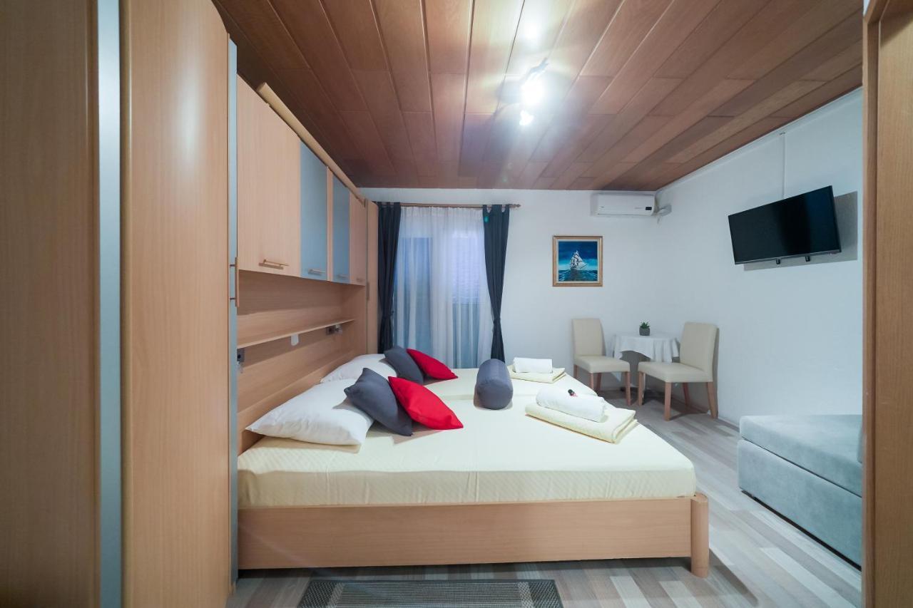 Lanterna Rooms Turanj Buitenkant foto